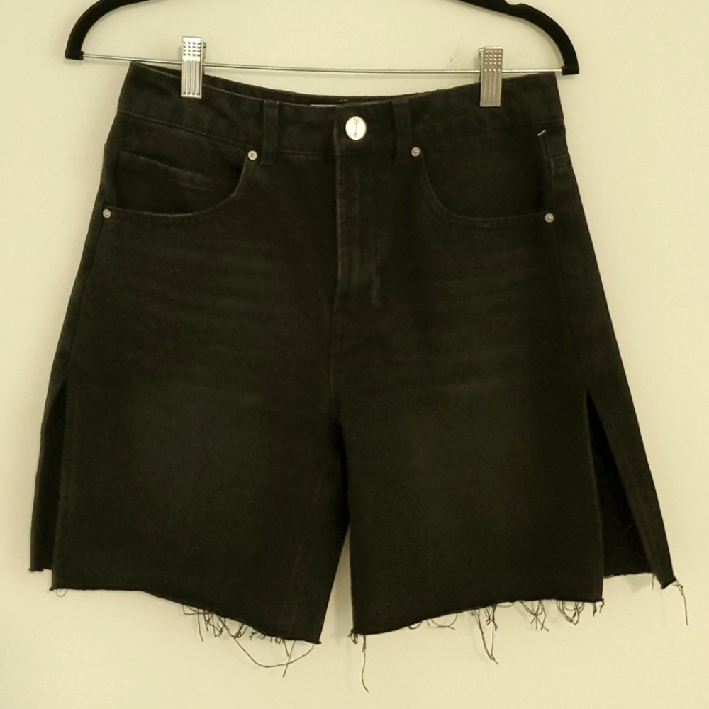 Mid-thighs jean shorts with high slit